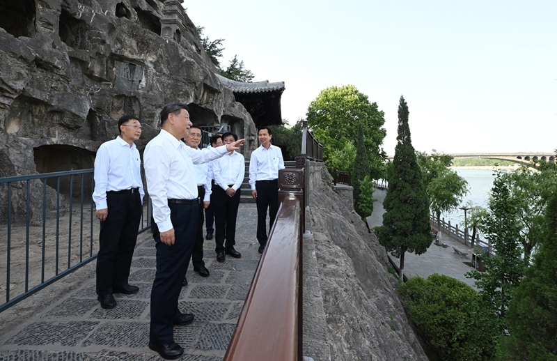 2025年5月19日至20日，中共中央總書(shū)記、國(guó)家主席、中央軍委主席習(xí)近平在河南考察。這是19日下午，習(xí)近平在洛陽(yáng)龍門(mén)石窟考察。新華社記者 謝環(huán)馳 攝