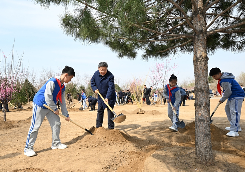 2025年4月3日，習(xí)近平總書記來(lái)到北京豐臺(tái)區(qū)永定河畔參加首都義務(wù)植樹活動(dòng)。