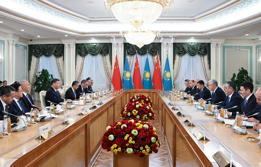 當(dāng)?shù)貢r(shí)間6月16日下午，哈薩克斯坦總統(tǒng)托卡耶夫同中國(guó)國(guó)家主席習(xí)近平在阿斯塔納總統(tǒng)府舉行會(huì)談。
