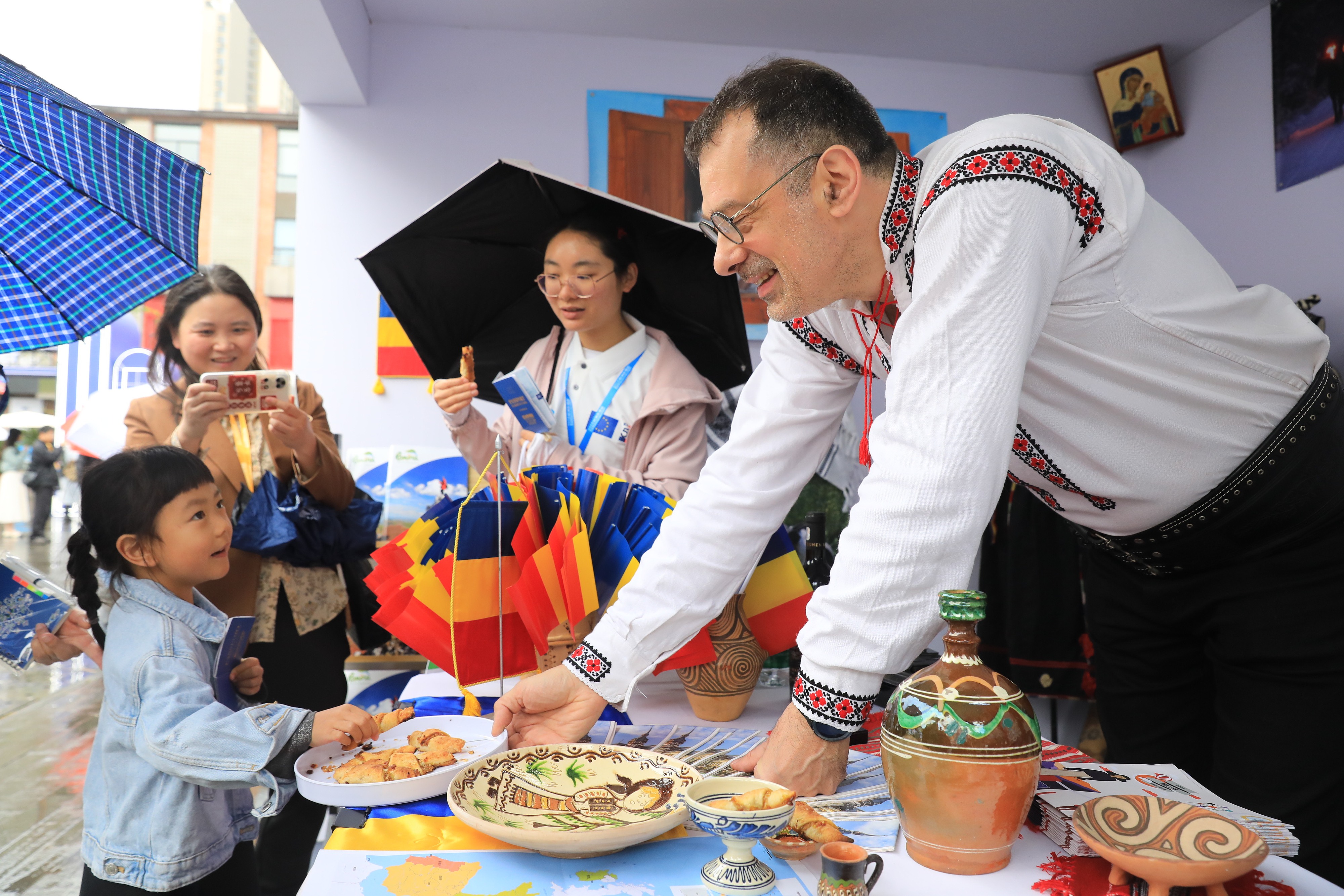 2025年4月12日，四川省成都市“2025成都·歐洲文化季”活動融匯藝術(shù)、音樂、美食與互動體驗，為民眾打造了一場“沉浸式”文化嘉年華。