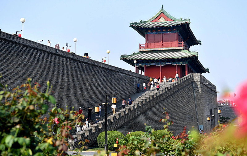 2024年9月16日，游客在河北省石家莊市正定古城游玩。