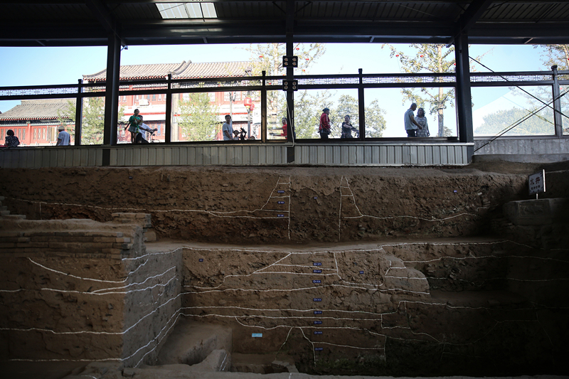 2019年9月7日，人們透過玻璃幕墻看開元寺南廣場遺址考古現(xiàn)場。