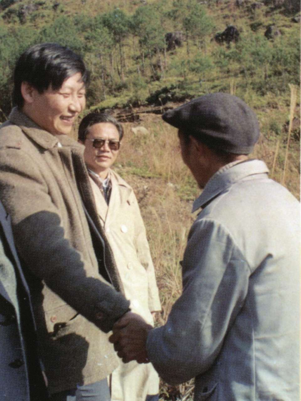 1989年1月，習近平到周寧縣走訪種林專業(yè)戶。（圖源：《習近平在寧德》）