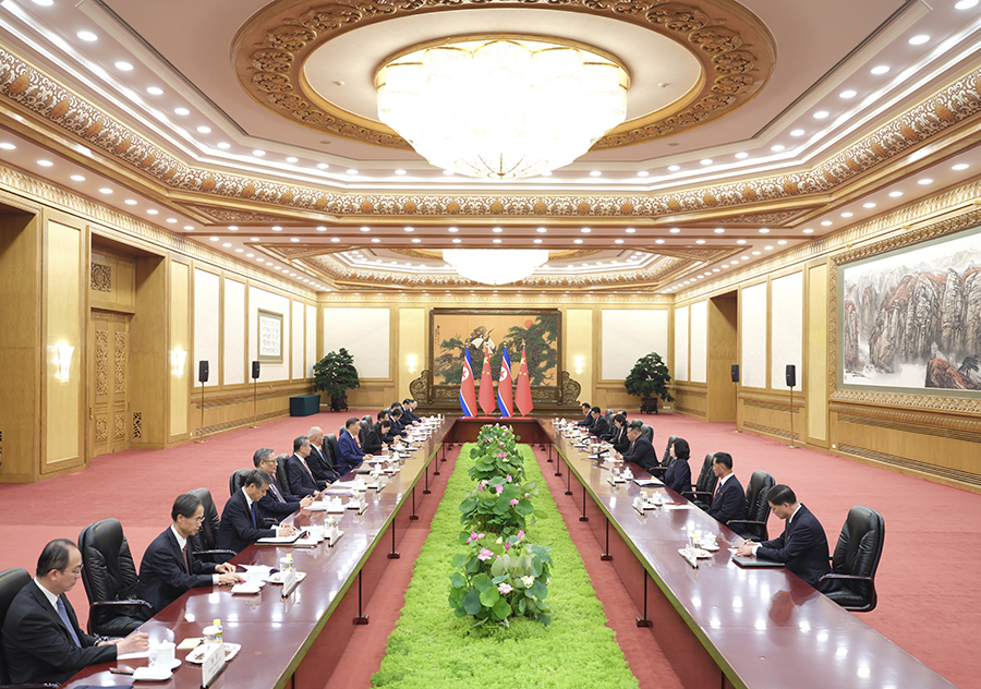 9月4日晚，中共中央總書記、國(guó)家主席習(xí)近平在北京人民大會(huì)堂同來(lái)華出席紀(jì)念中國(guó)人民抗日戰(zhàn)爭(zhēng)暨世界反法西斯戰(zhàn)爭(zhēng)勝利80周年活動(dòng)的朝鮮勞動(dòng)黨總書記、國(guó)務(wù)委員長(zhǎng)金正恩舉行會(huì)談。