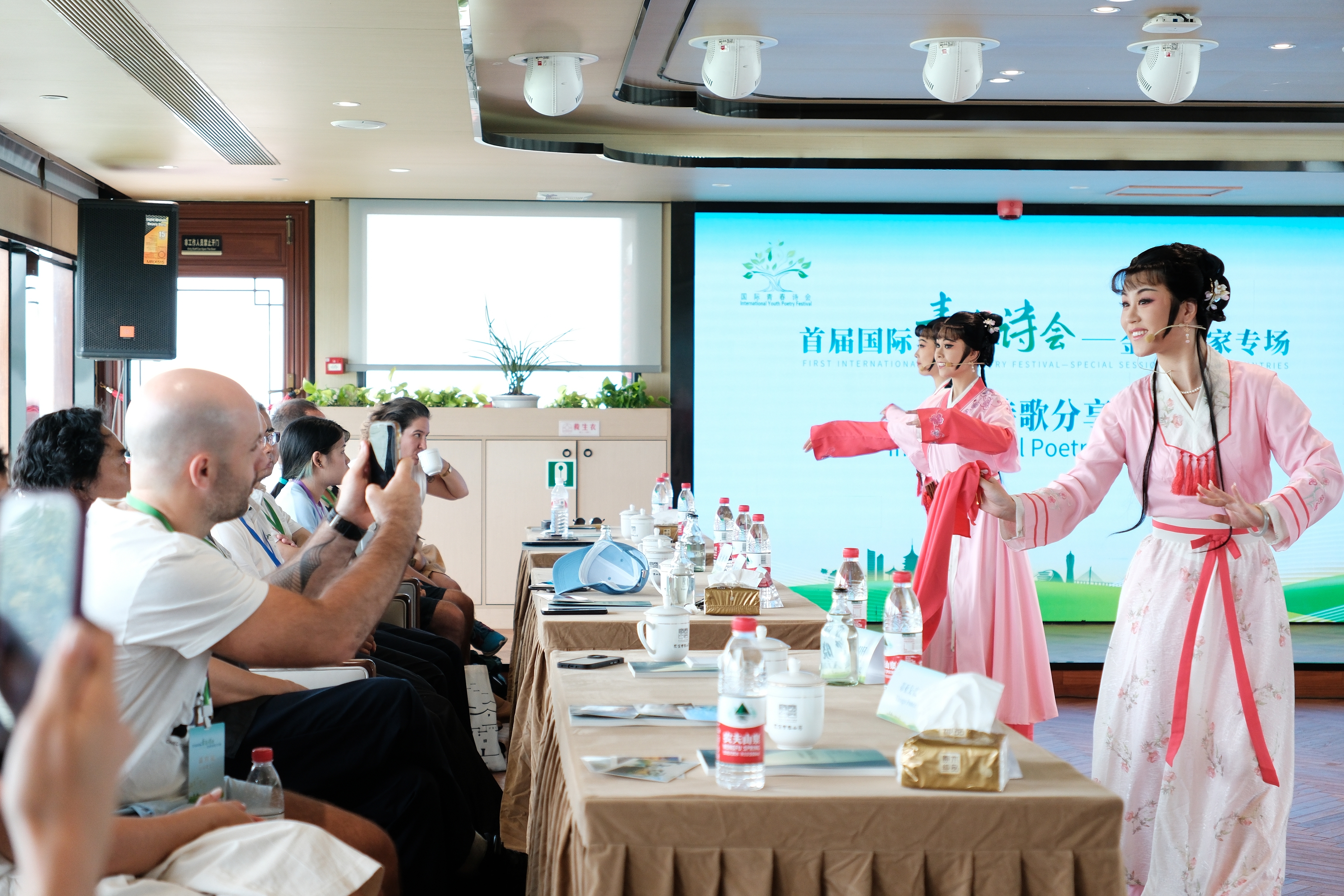 2024年7月21日，浙江杭州，金磚國(guó)家外國(guó)友人欣賞越劇《富陽(yáng)新曲》。