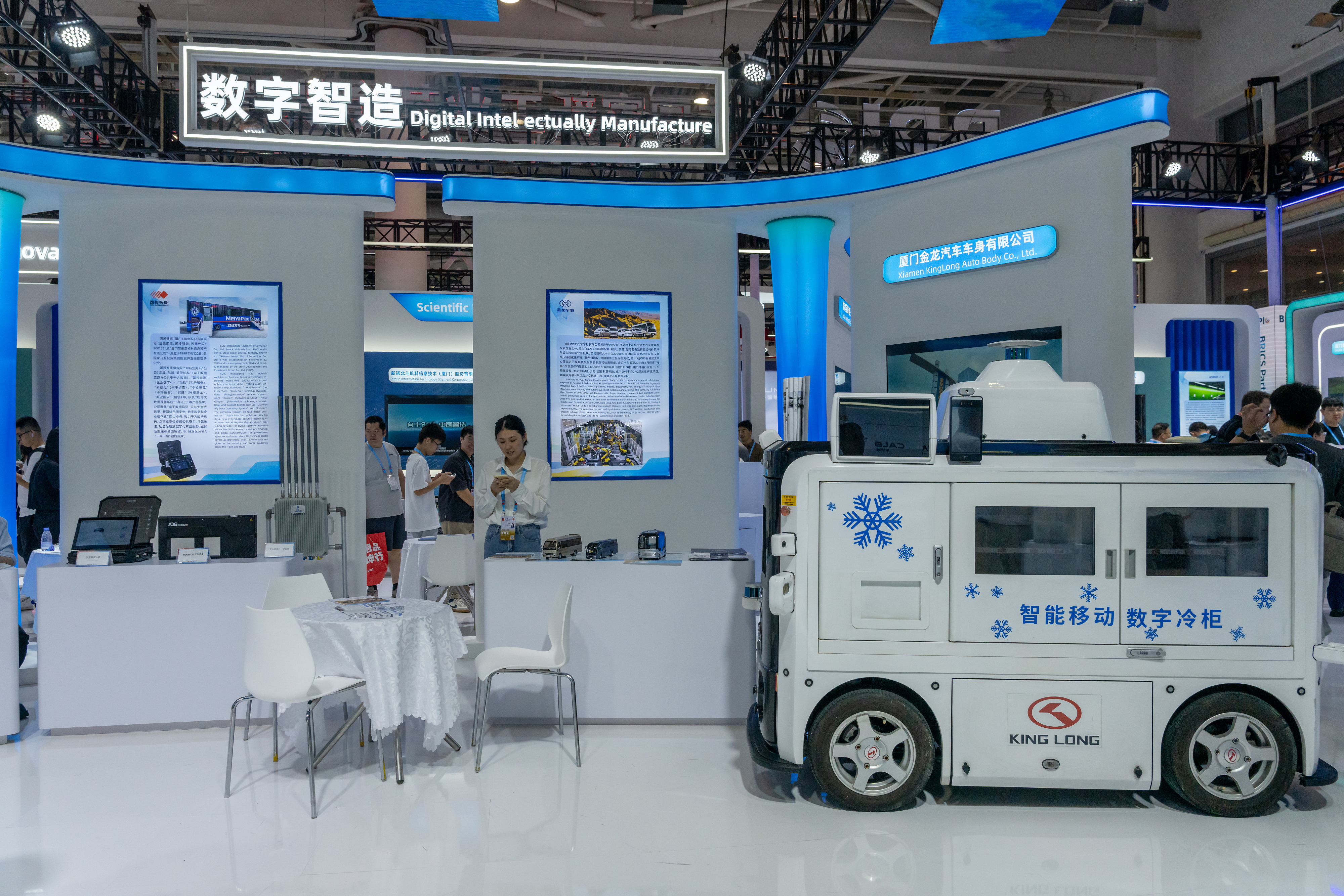 2024年9月9日，福建廈門，觀眾在金磚國(guó)家新工業(yè)革命伙伴關(guān)系創(chuàng)新基地展位參觀、洽談。