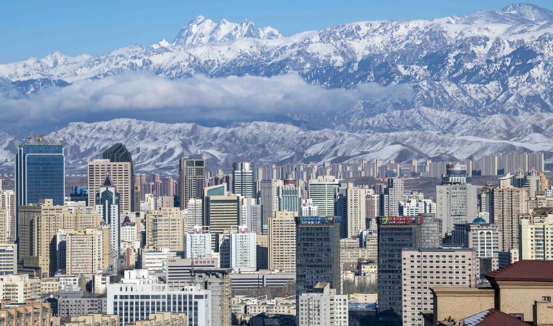 天山腳下的烏魯木齊市城區(qū)一角。