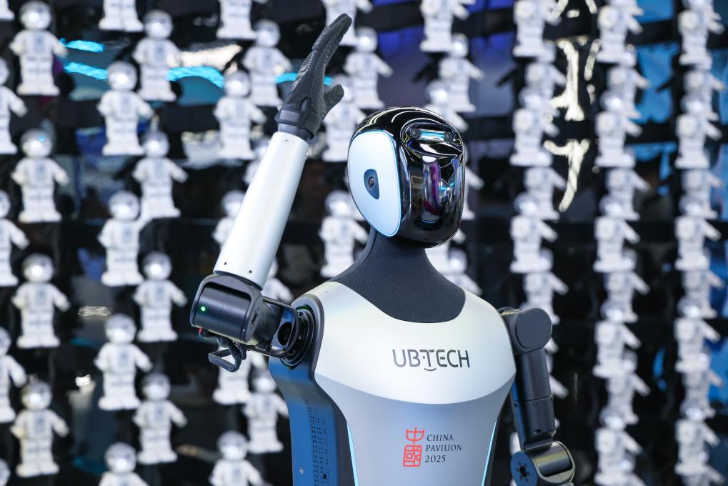 △ 2025年4月23日，在深圳優(yōu)必選科技展廳內(nèi)，商用版人形機器人Walker C向觀眾揮手致意。