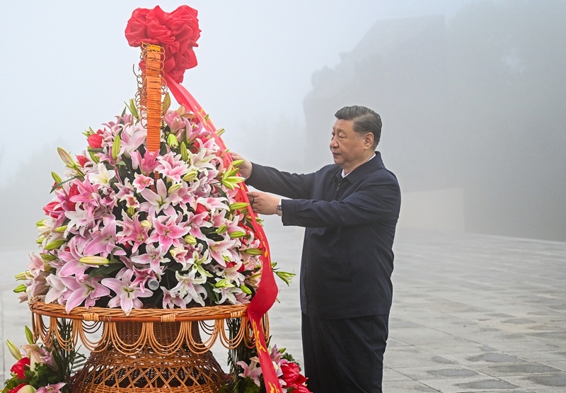 2025年7月7日，習(xí)近平總書記在位于山西省陽泉市獅腦山的百團(tuán)大戰(zhàn)紀(jì)念碑廣場，向八路軍烈士敬獻(xiàn)花籃。