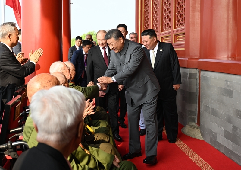 2025年9月3日，習(xí)近平總書記同抗戰(zhàn)老戰(zhàn)士老同志代表親切握手，向他們表示崇高敬意。