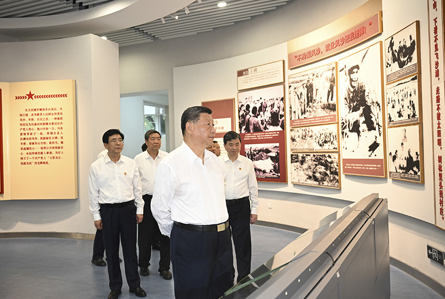 2024年10月15日至16日，中共中央總書記、國家主席、中央軍委主席習(xí)近平在福建考察。這是15日下午，習(xí)近平在漳州市東山縣谷文昌紀(jì)念館考察。新華社記者謝環(huán)馳攝