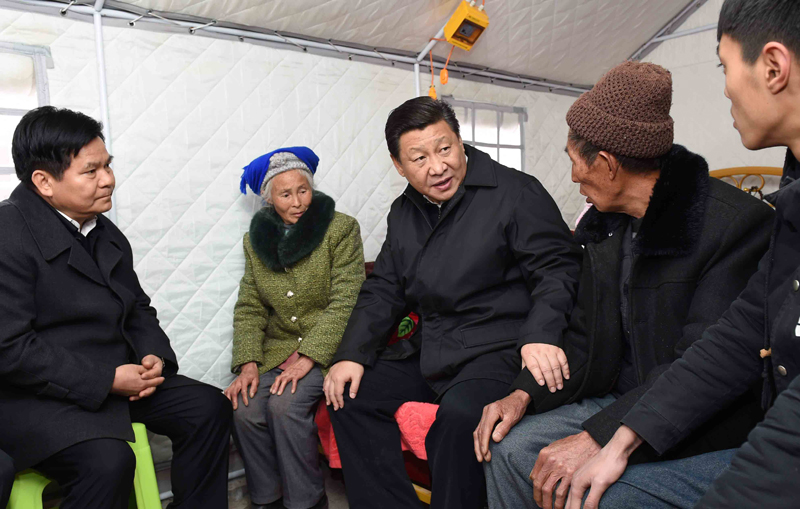 2015年1月19日，習(xí)近平總書記來(lái)到云南魯?shù)榭h小寨鎮(zhèn)甘家寨紅旗社區(qū)過(guò)渡安置點(diǎn)，看望受災(zāi)群眾甘正芬和她的老伴兒鄒體富。