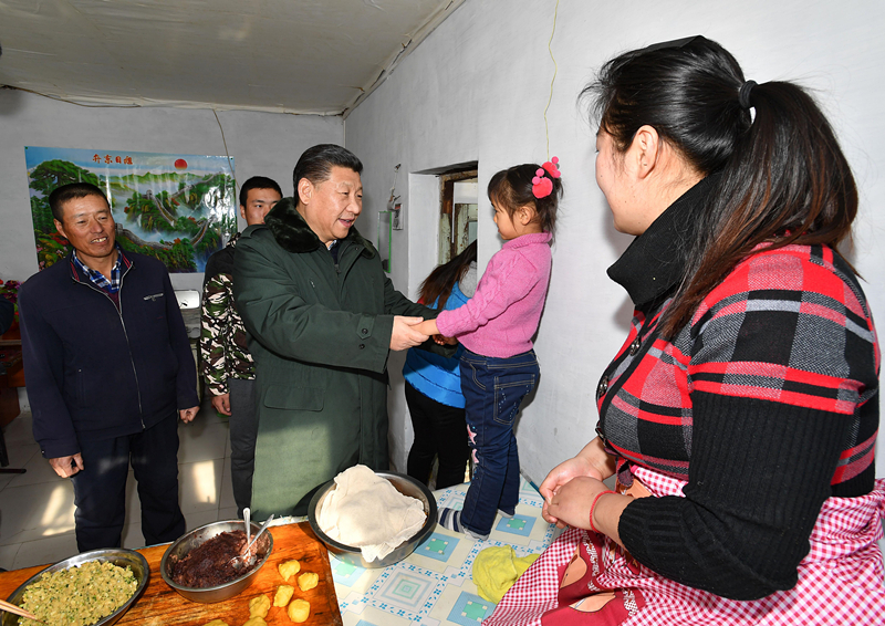 2017年1月24日，習(xí)近平總書記在河北張家口市張北縣小二臺(tái)鎮(zhèn)德勝村村民徐學(xué)海家中看望。