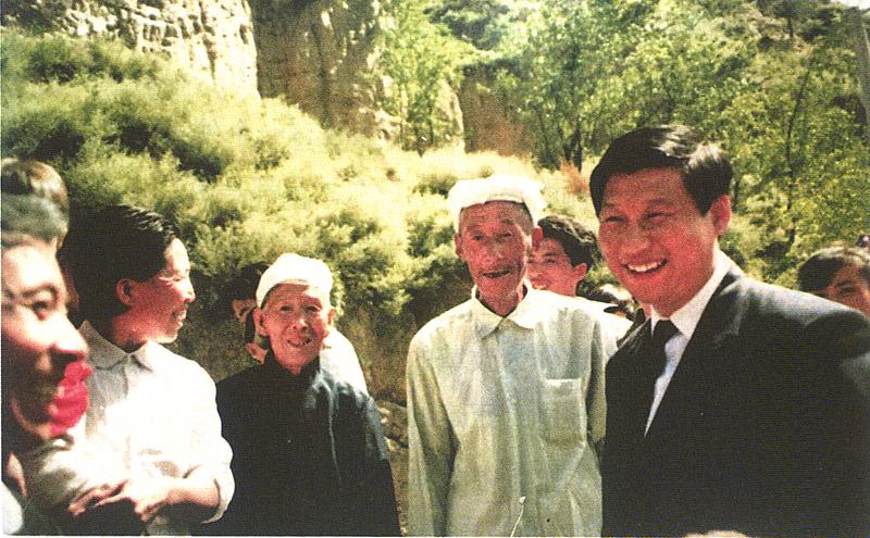 1993年9月27日，習近平回到梁家河看望鄉(xiāng)親們。