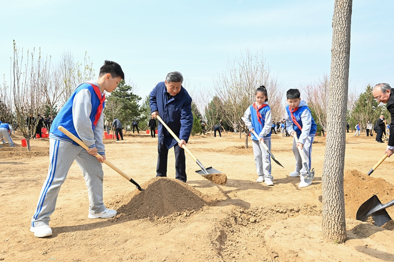 2025年4月3日，習(xí)近平總書記來(lái)到北京市豐臺(tái)區(qū)永定河畔參加首都義務(wù)植樹活動(dòng)。