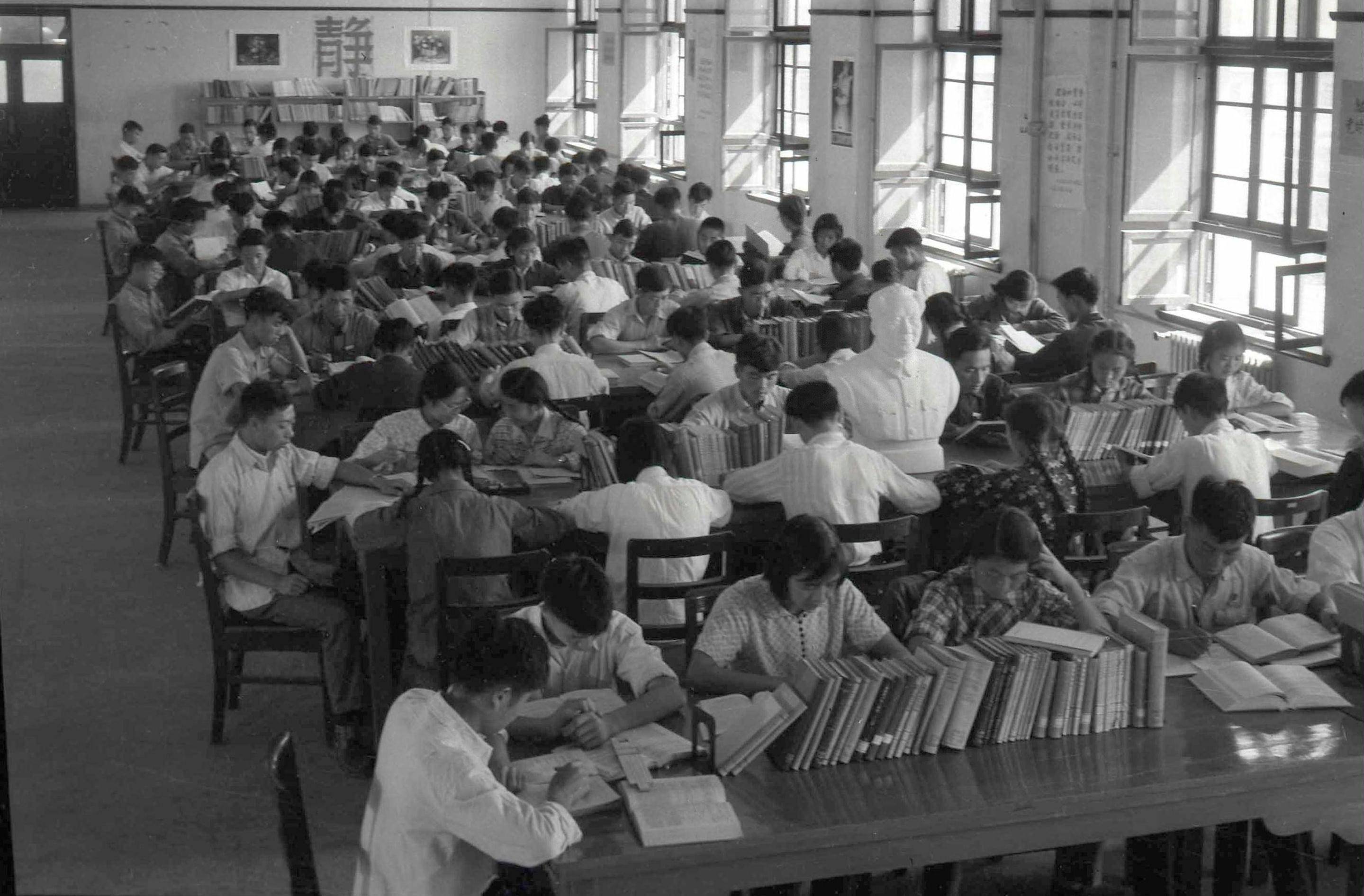 1959年，學生們在西遷后的交大校園圖書館閱覽室內學習（資料照片）。