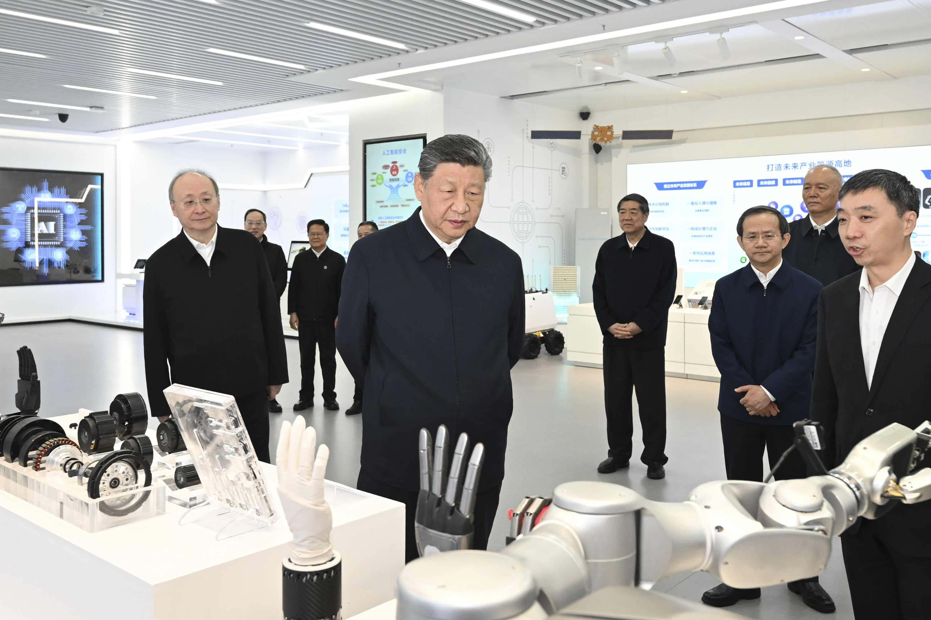 △ 2026年2月9日，習近平總書記在位于北京亦莊的國家信創(chuàng)園考察。