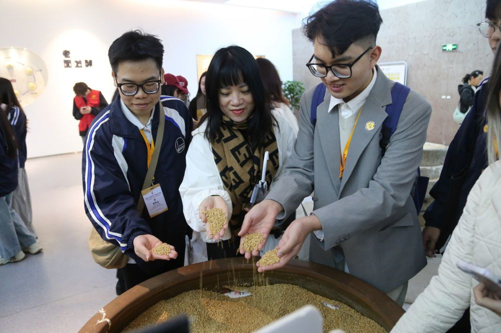 2026年3月30日，參加“紅色研學(xué)之旅”的越南青年在河北參觀新農(nóng)村建設(shè)。