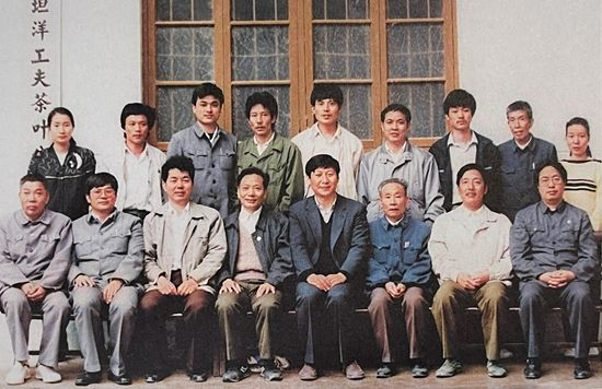 1990年5月，剛調(diào)任福州市委書記的習(xí)近平到寧德交接工作時(shí)，調(diào)研福安市社口鄉(xiāng)坦洋工夫茶葉公司。