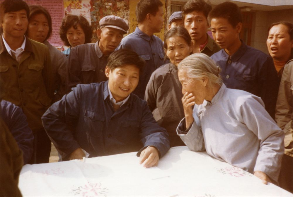 這是1983年，時(shí)任河北正定縣委書記的習(xí)近平，臨時(shí)在大街上擺桌子聽取老百姓意見。