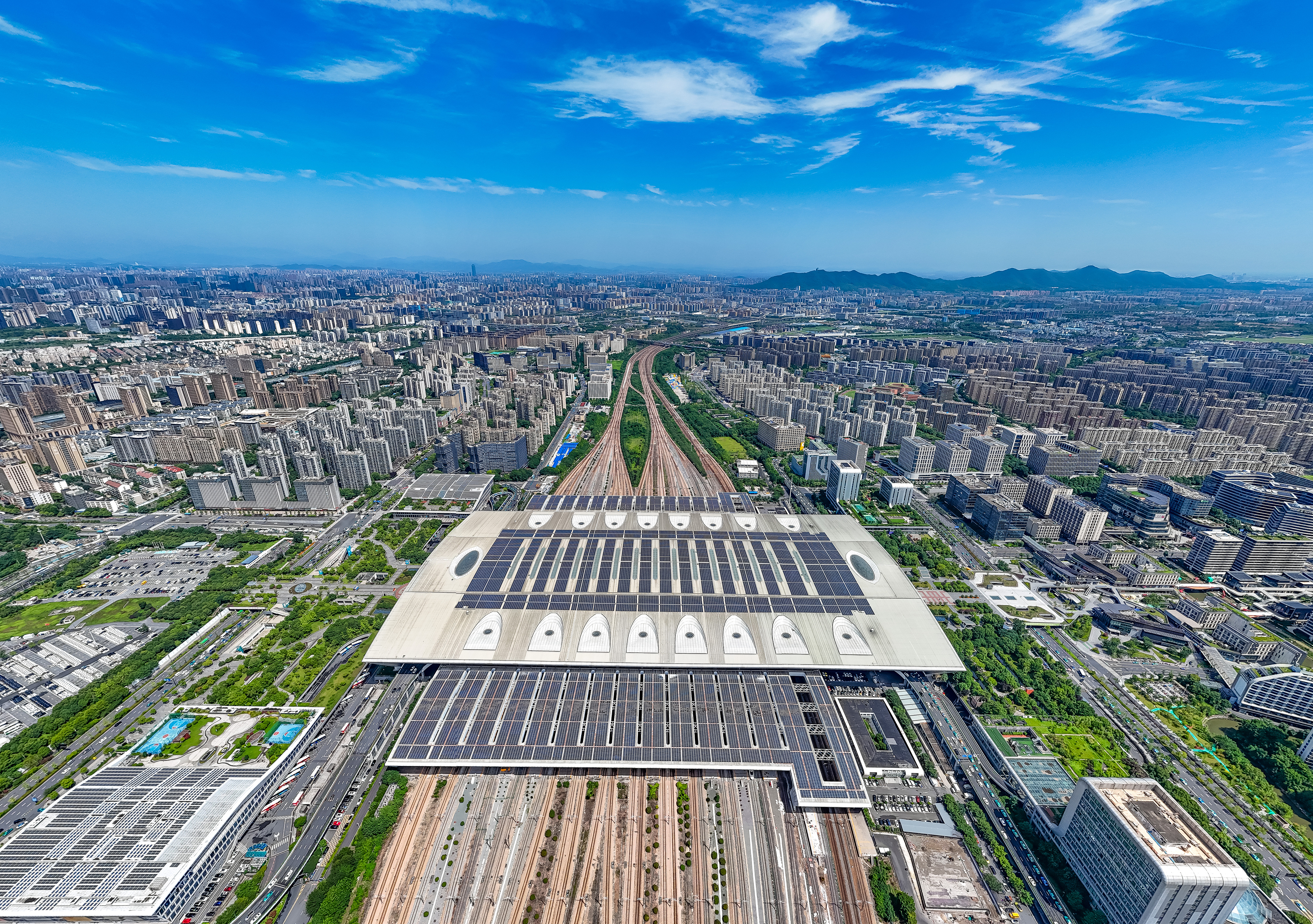 2025年10月29日，浙江杭州，航拍杭州東站站房屋頂及南北雨棚光伏發(fā)電方陣。