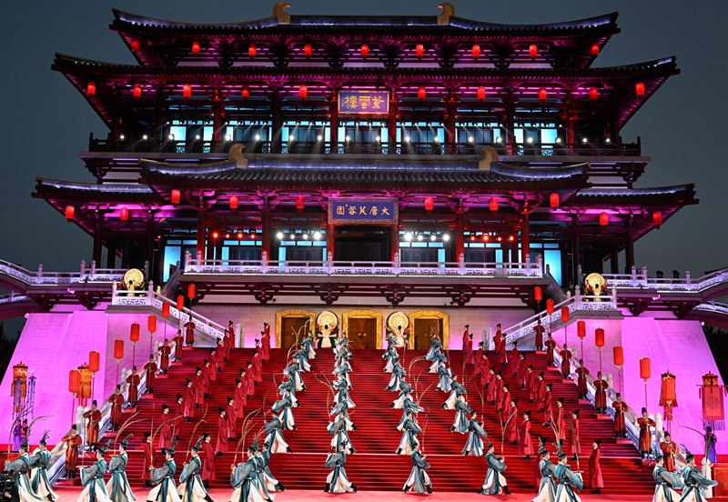 這是2023年5月18日在陜西省西安市大唐芙蓉園拍攝的中國—中亞峰會歡迎儀式。