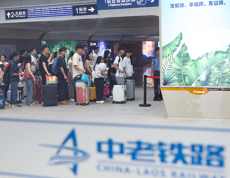 在云南景洪市的中老鐵路西雙版納站，旅客有序進(jìn)入站臺乘車（2023年10月5日攝）。