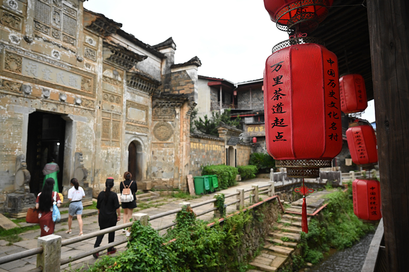 2023年9月5日，游客在福建武夷山下梅村參觀。
