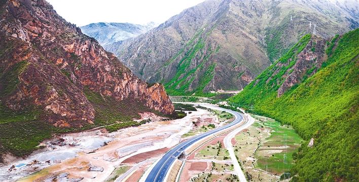G4218林芝至拉薩高等級公路加色段在大山深處延伸。_jpg.jpg