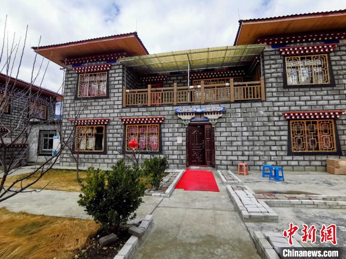 圖為林芝米林縣羌納鄉(xiāng)西嘎村村民家家戶戶發(fā)展庭院經(jīng)濟(jì)，院內(nèi)種滿了各種果樹?！≮w延 攝