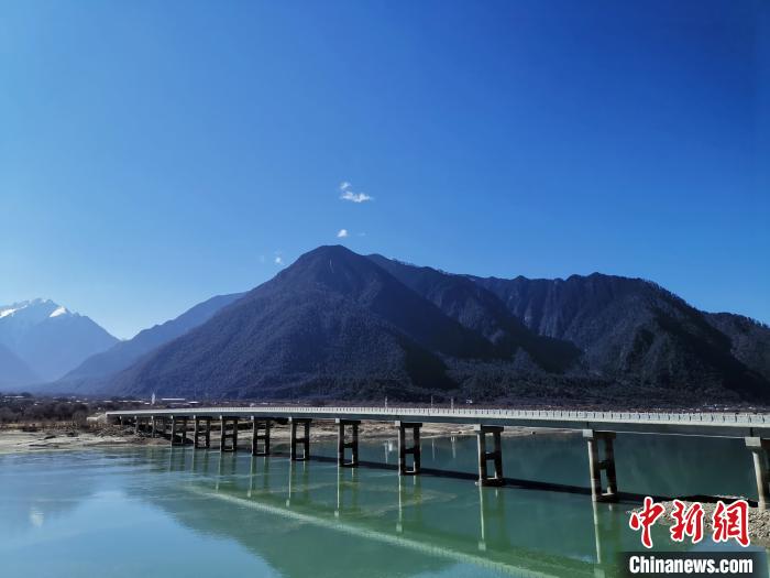 圖為現(xiàn)在已經(jīng)通車的魯霞大橋?！≮w延 攝