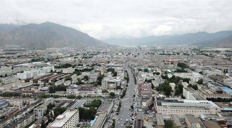 8月10日無人機(jī)拍攝的拉薩城市一景。新華社記者 王益亮 攝.jpg