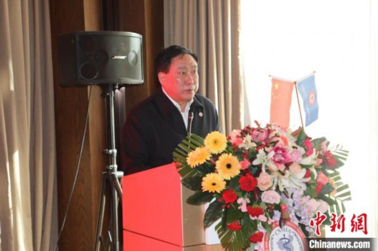 圖為中國非公立醫(yī)療機構(gòu)協(xié)會常務副會長兼秘書長郝德明致辭。　韓相澤 攝