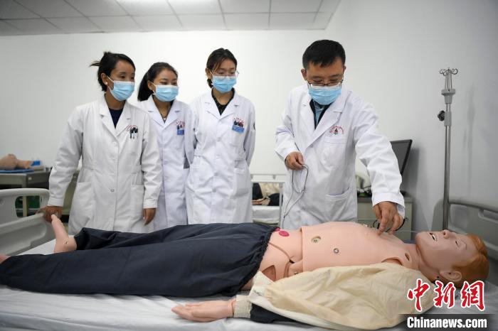 湖南中醫(yī)藥大學(xué)第一附屬醫(yī)院腦病科援藏醫(yī)生高曉峰(右一)為學(xué)生們進(jìn)行體格檢查教學(xué)?！钊A峰 攝