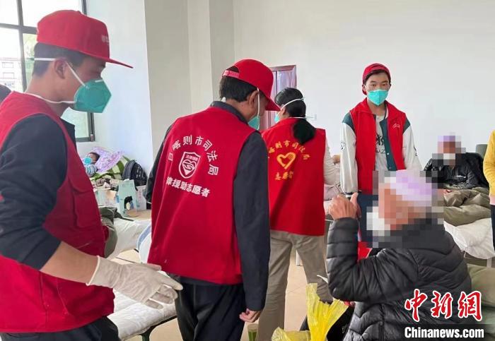 圖為得到妥善安置周到的服務(wù)，患者向志愿者豎起大拇指?！∪湛t市委宣傳部供圖