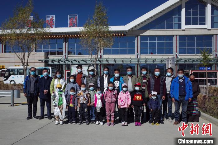 10位接受先心病治療的孩子及家長(zhǎng)、工作人員等在日喀則和平機(jī)場(chǎng)合影。　江飛波 攝