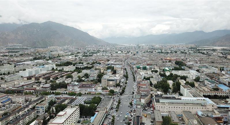 8月10日無(wú)人機(jī)拍攝的拉薩城市一景。新華社記者 王益亮 攝.jpg