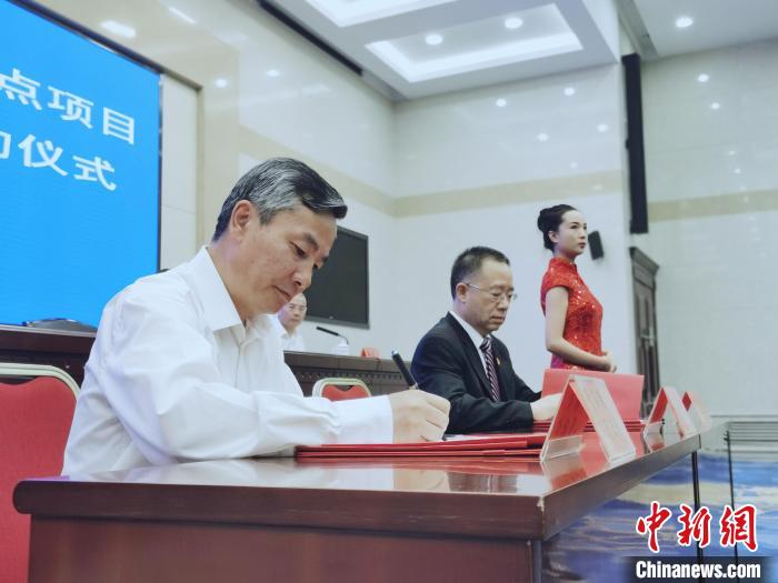 圖為青海省副省長(zhǎng)匡湧(左)簽訂合作共建區(qū)域醫(yī)療中心框架協(xié)議?！?zhí)砀?攝