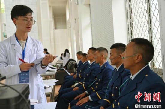 圖為研究團隊成員登記消防員信息?！≮w朗 攝