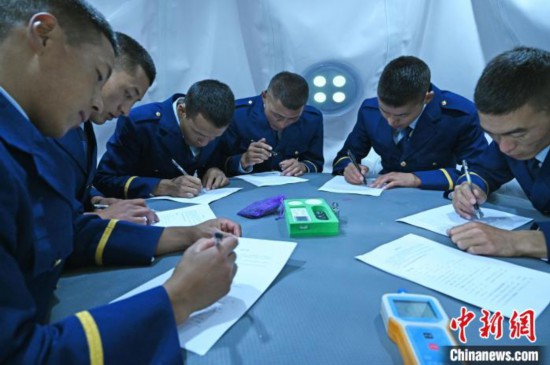 圖為消防員在高壓氧艙內(nèi)填寫問卷?！≮w朗 攝