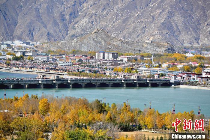 10月25日，被秋色點(diǎn)綴的拉薩河?！〗w波 攝