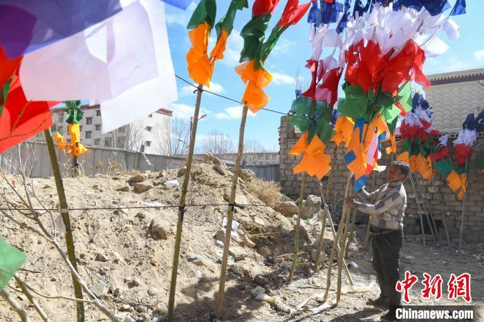 圖為拉薩街頭出售的五彩經(jīng)幡?！∝暩聛硭?攝