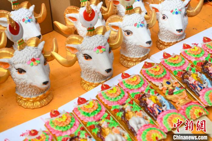 圖為拉薩市場上待售的吉祥羊頭?！∝暩聛硭?攝