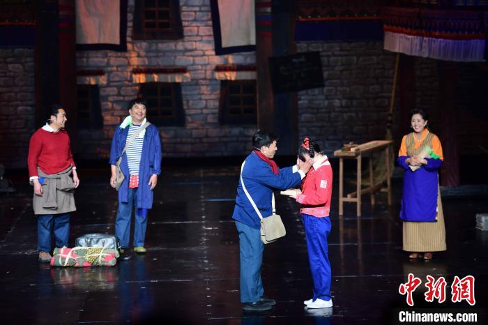 圖為西藏本土話劇《八廓街北院》演出現(xiàn)場(chǎng)?！∝暩聛硭?攝