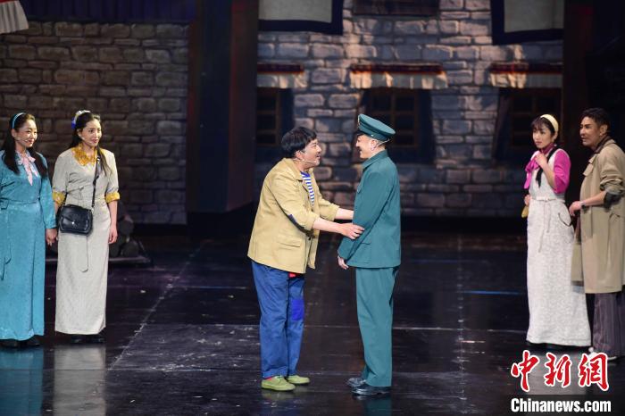 圖為西藏本土話劇《八廓街北院》演出現(xiàn)場(chǎng)。　劉瑤 攝