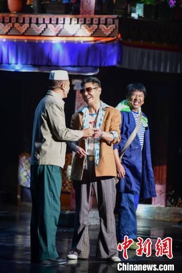 圖為西藏本土話劇《八廓街北院》演出現(xiàn)場(chǎng)?！∝暩聛硭?攝