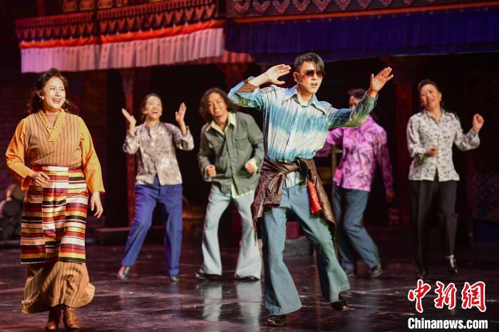 圖為西藏本土話劇《八廓街北院》演出現(xiàn)場(chǎng)?！?攝