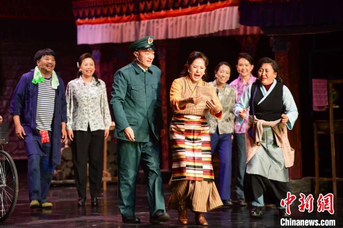 圖為西藏本土話劇《八廓街北院》演出現(xiàn)場(chǎng)?！∝暩聛硭?攝