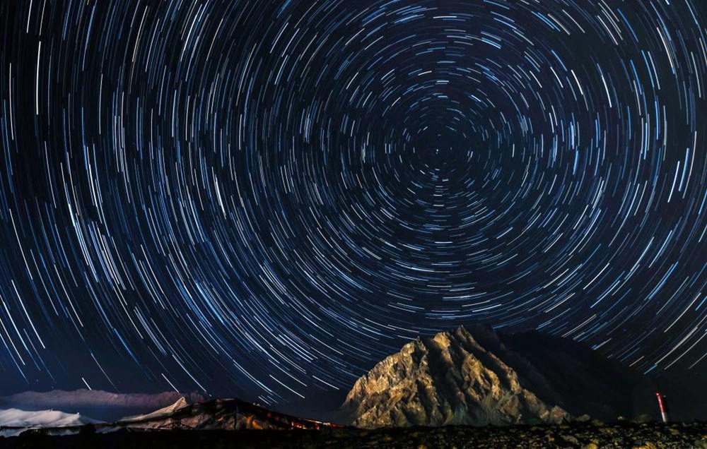 微微風(fēng)簇浪，散作滿河星。貢覺群培攝