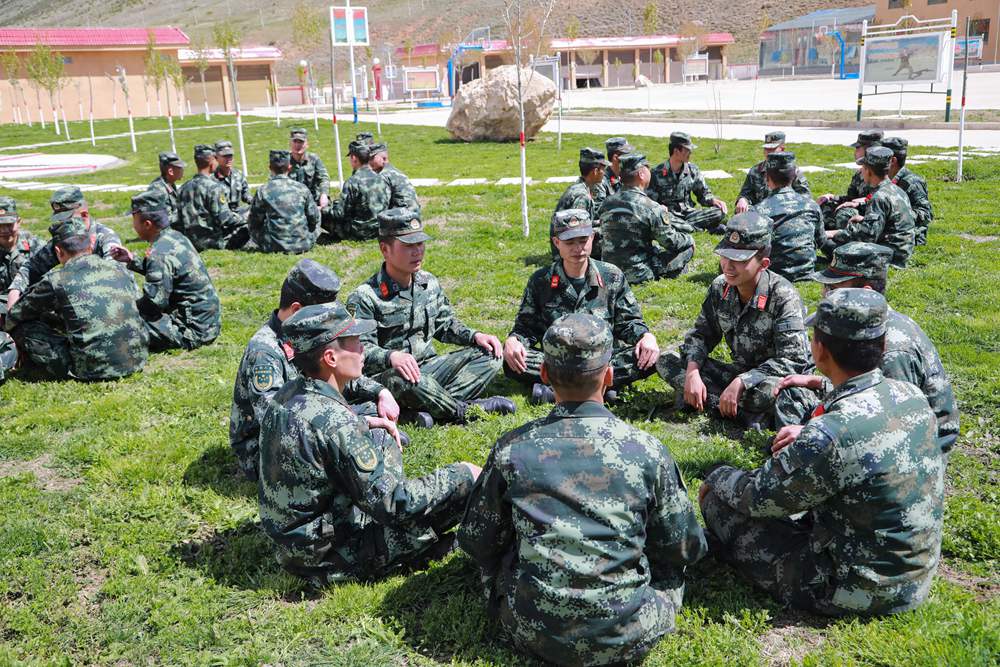 官兵正在開展“讀書分享”交流活動。